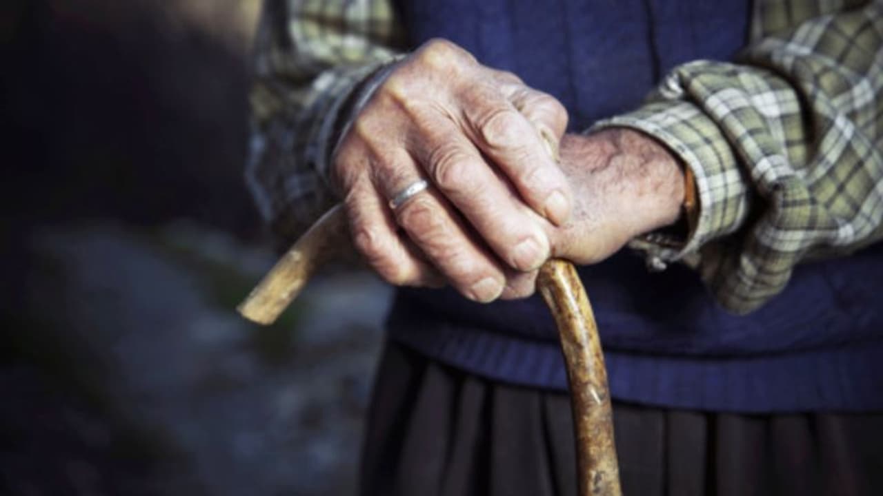 টিকিট থাকা সত্ত্বেও পরনের পোশাকের জন্য শতাব্দী এক্সপ্রেসে ওঠার অনুমতী পেলেন না বৃদ্ধ টিকিট থাকা সত্ত্বেও পরনের পোশাকের জন্য শতাব্দী এক্সপ্রেসে ওঠার অনুমতী পেলেন না বৃদ্ধ