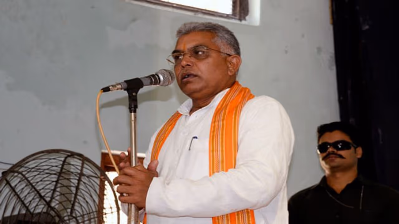 'নিজেকে অপরাধী মনে হয়', দলীয় সভায় কেঁদে ফেললেন দিলীপ ঘোষ 'নিজেকে অপরাধী মনে হয়', দলীয় সভায় কেঁদে ফেললেন দিলীপ ঘোষ