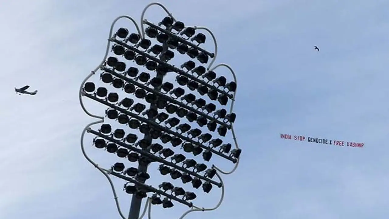 భారత్ శ్రీలంక మ్యాచ్లో.. జస్టిస్ ఫర్ కశ్మీర్ బ్యానర్: సెమీఫైనల్పై ఆంక్షలు భారత్ శ్రీలంక మ్యాచ్లో.. జస్టిస్ ఫర్ కశ్మీర్ బ్యానర్: సెమీఫైనల్పై ఆంక్షలు