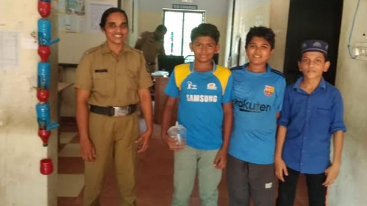 കളഞ്ഞ് കിട്ടിയ പണം പൊലീസ് സ്റ്റേഷനിൽ ഏല്പിച്ച് ഏഴാംക്ലാസ് കുട്ടികൾ മാതൃക കാട്ടി കളഞ്ഞ് കിട്ടിയ പണം പൊലീസ് സ്റ്റേഷനിൽ ഏല്പിച്ച് ഏഴാംക്ലാസ് കുട്ടികൾ മാതൃക കാട്ടി