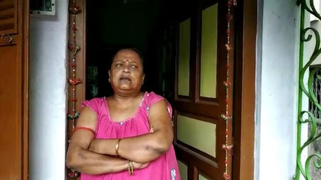 সরকারি চাকরির টোপ দিয়ে তিরিশ লক্ষ, হাওড়ার তৃণমূল নেত্রীর বাড়ি ঘেরাও