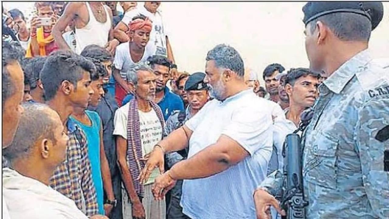 बिहार के भोजपुर में एक स्कूल के हॉस्टल की वार्डन पर लगा मसाज कराने का आरोप बिहार के भोजपुर में एक स्कूल के हॉस्टल की वार्डन पर लगा मसाज कराने का आरोप