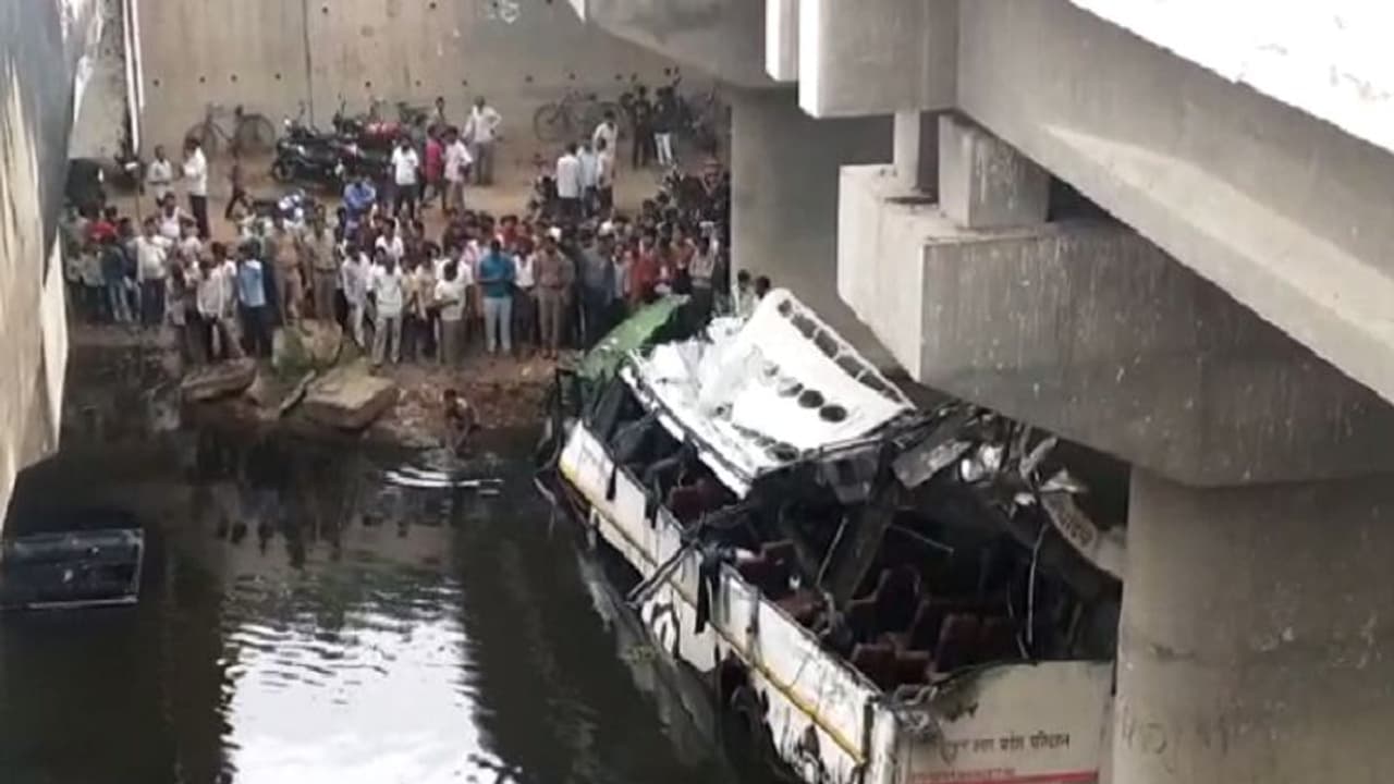 यमुना एक्सप्रेसवे में खाई में गिरी डबल डेकर बस, 29 लोगों की मौके पर मौत