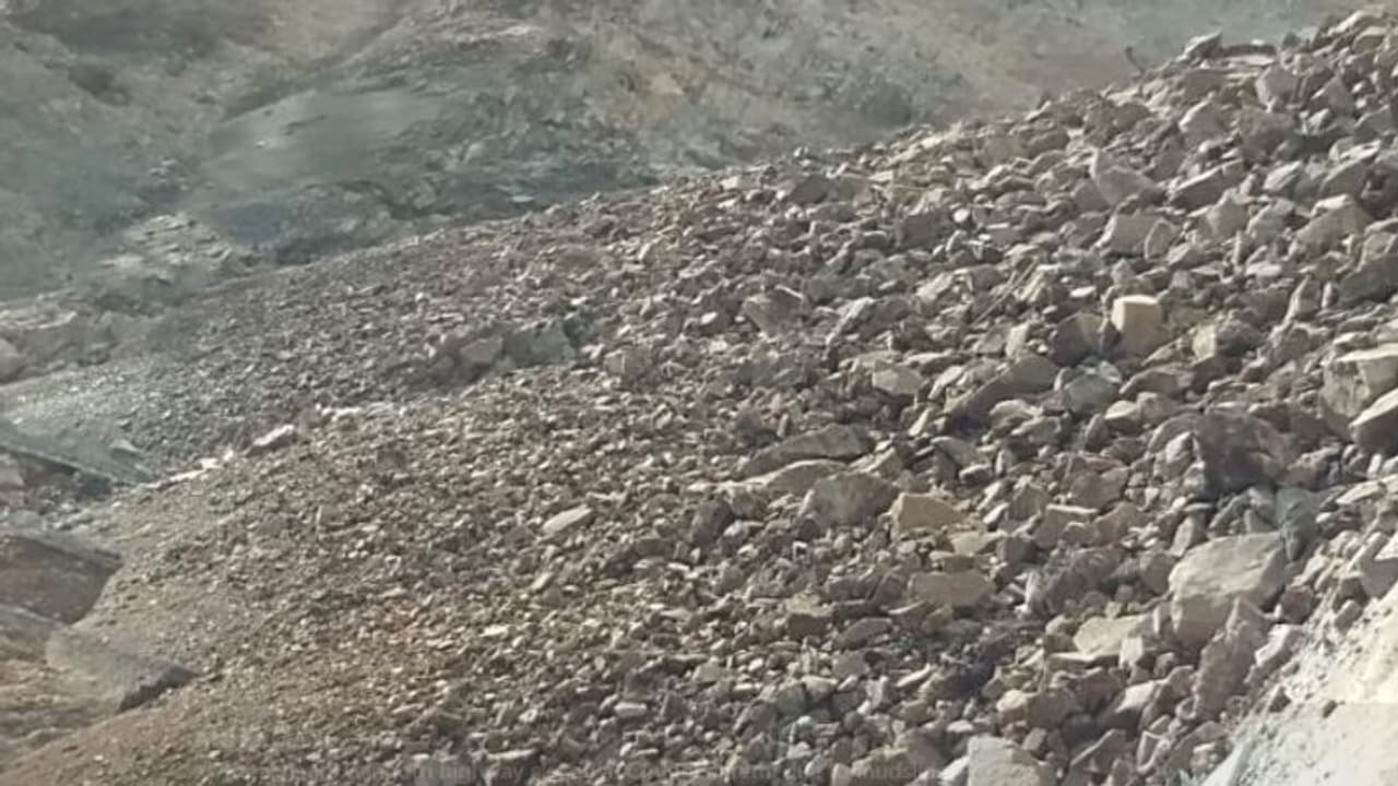 বিশাল ভুমিধসে বন্ধ গঙ্গোত্রী সড়কপথ