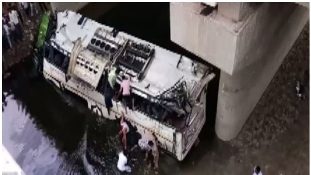 ఘోర ప్రమాదం.. బస్సు మురికి కాలువలో పడి 24మంది మృతి ఘోర ప్రమాదం.. బస్సు మురికి కాలువలో పడి 24మంది మృతి