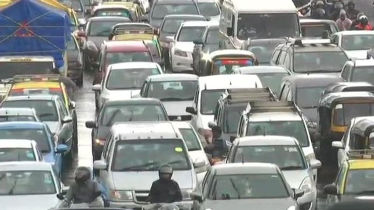 আবারও ভারী বর্ষণে প্রবল যানজট মুম্বইয়ে, স্থগিত রাখা হল বিমান পরিষেবাও