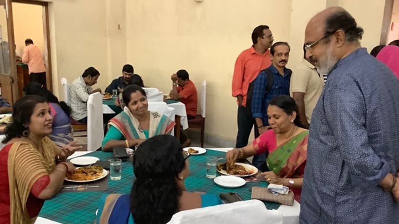 'അവസാനത്തെ ചടങ്ങും പൂര്‍ത്തിയായി': ബജറ്റ് വിങ് ഉദ്യോഗസ്ഥര്‍ക്ക് ഉച്ചഭക്ഷണം നല്‍കി ധനമന്ത്രി