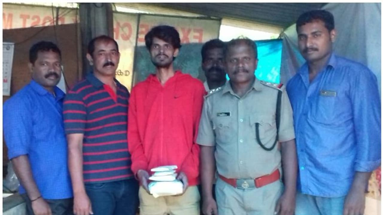 സുഹൃത്തുക്കള്ക്കായി കഞ്ചാവ് കൊണ്ടുവരവെ കമ്പ്യൂട്ടര് എന്ജിനീയര് പിടിയില് സുഹൃത്തുക്കള്ക്കായി കഞ്ചാവ് കൊണ്ടുവരവെ കമ്പ്യൂട്ടര് എന്ജിനീയര് പിടിയില്