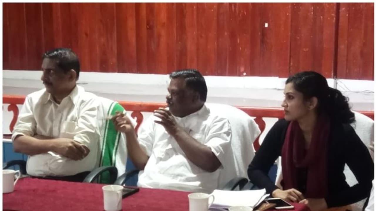 മഞ്ഞുരുകാതെ; ഇടുക്കിയില് എംഎല്എയും സബ് കലക്ടറും വേദി പങ്കിട്ടു മഞ്ഞുരുകാതെ; ഇടുക്കിയില് എംഎല്എയും സബ് കലക്ടറും വേദി പങ്കിട്ടു