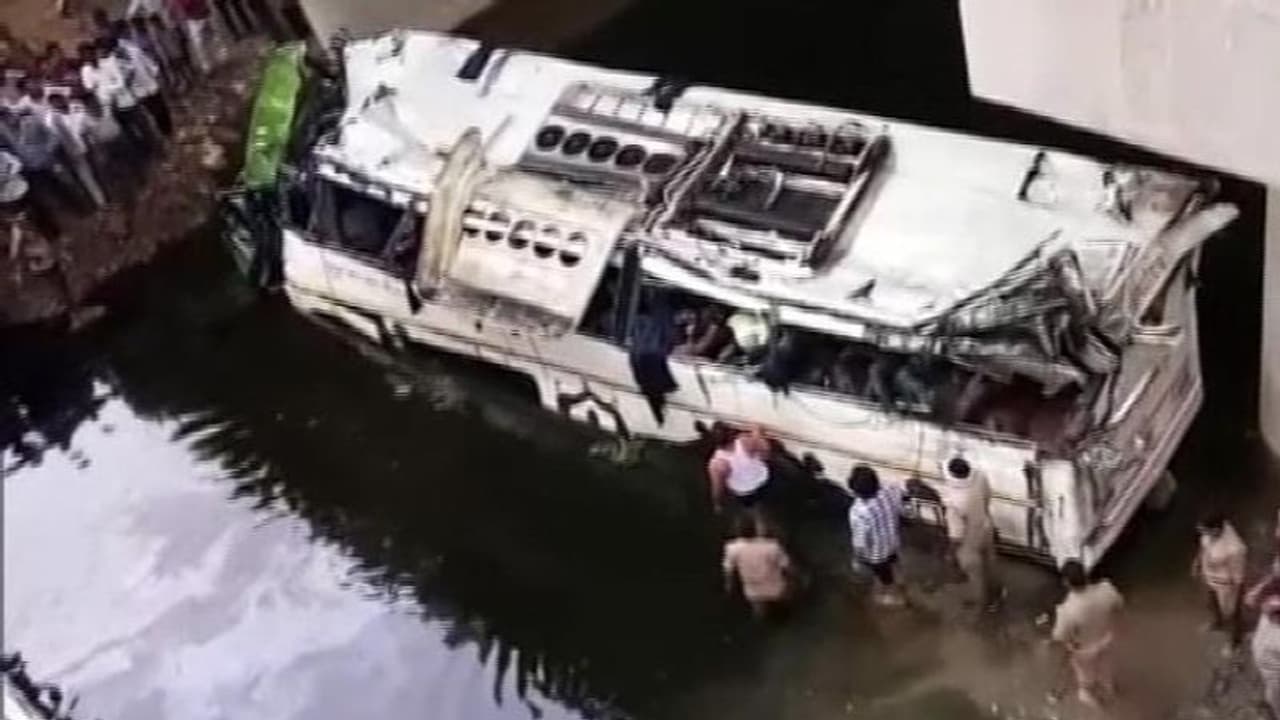 यमुना एक्सप्रेस वे पर बस नाले में गिरी, 29 की मौत यमुना एक्सप्रेस वे पर बस नाले में गिरी, 29 की मौत