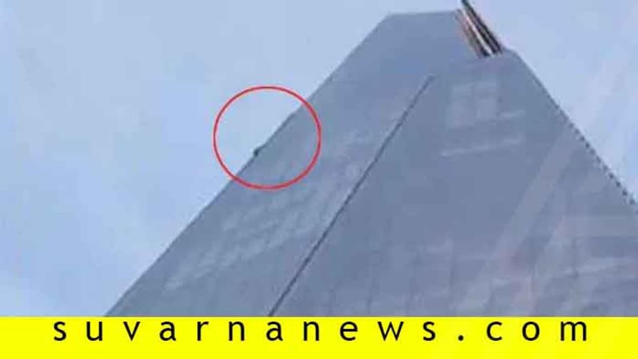 ಗ್ಲಾಸ್ ಬಿಲ್ಡಿಂಗ್ ಏರ ಹೊರಟ: ಪೊಲೀಸರೆಂದರು ಕೆಳಗಿಳಿ ಒರಟ! ಗ್ಲಾಸ್ ಬಿಲ್ಡಿಂಗ್ ಏರ ಹೊರಟ: ಪೊಲೀಸರೆಂದರು ಕೆಳಗಿಳಿ ಒರಟ!