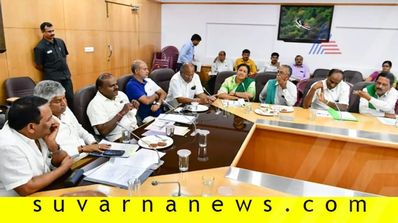 ಕ್ಷಿಪ್ರ ರಾಜಕೀಯ ಬೆಳವಣಿಗೆ ನಡುವೆಯೂ ಕೆಲಸ ಮರೆಯದ ಸಿಎಂ! ಕ್ಷಿಪ್ರ ರಾಜಕೀಯ ಬೆಳವಣಿಗೆ ನಡುವೆಯೂ ಕೆಲಸ ಮರೆಯದ ಸಿಎಂ!