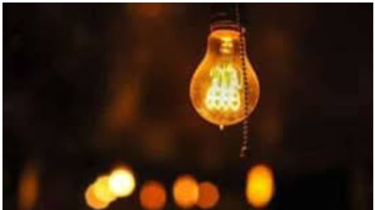 ಶತಮಾನಗಳ ಬಳಿಕ ಕರೆಂಟ್ ಬಂತು, ನೆರೆಯಿಂದ 2 ತಿಂಗಳಲ್ಲಿ ಹೋಯ್ತು! ಶತಮಾನಗಳ ಬಳಿಕ ಕರೆಂಟ್ ಬಂತು, ನೆರೆಯಿಂದ 2 ತಿಂಗಳಲ್ಲಿ ಹೋಯ್ತು!