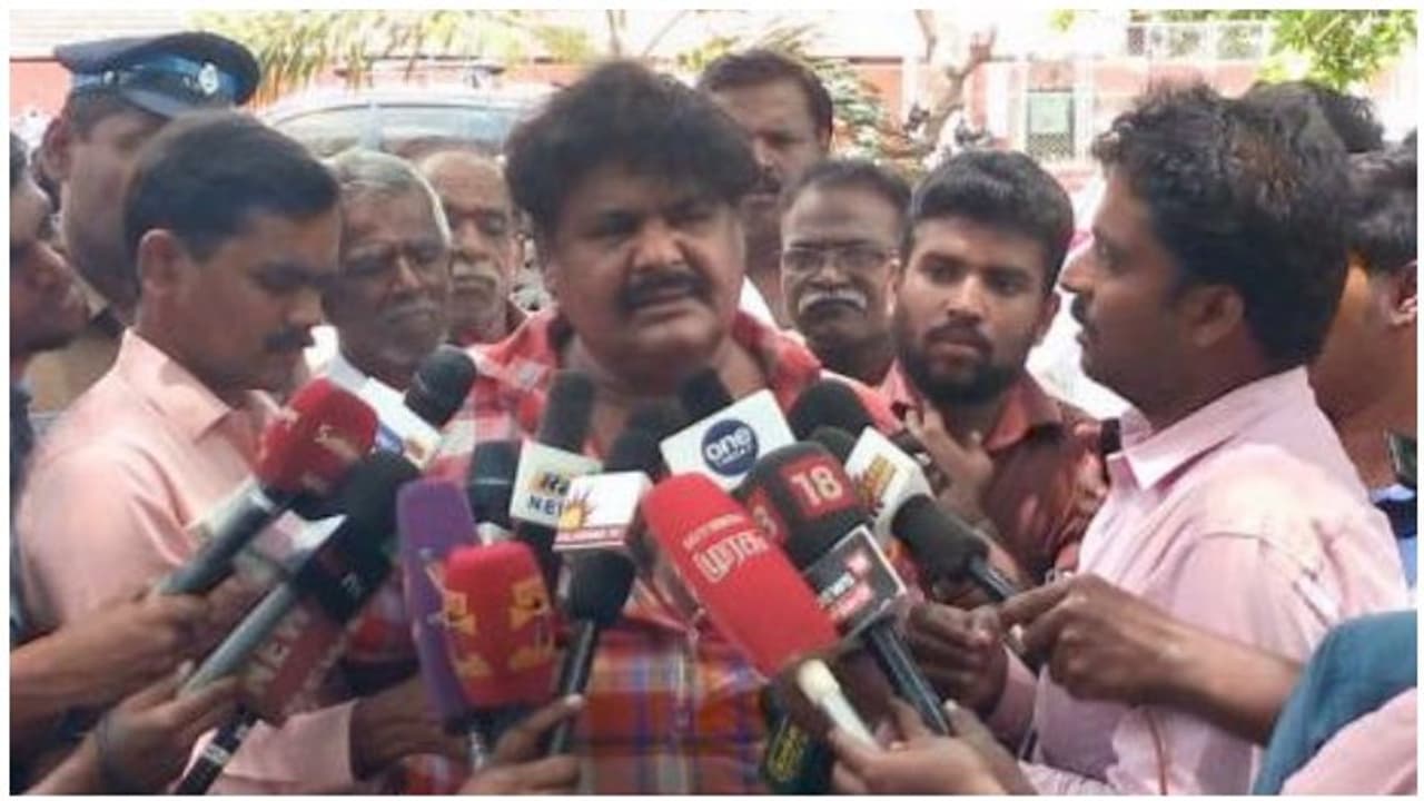 முதல் ஆளாய் முந்திக்கொண்ட மன்சூர் அலிகான்..! கோர்ட் வளாகத்தில் பரபரப்பு..! முதல் ஆளாய் முந்திக்கொண்ட மன்சூர் அலிகான்..! கோர்ட் வளாகத்தில் பரபரப்பு..!