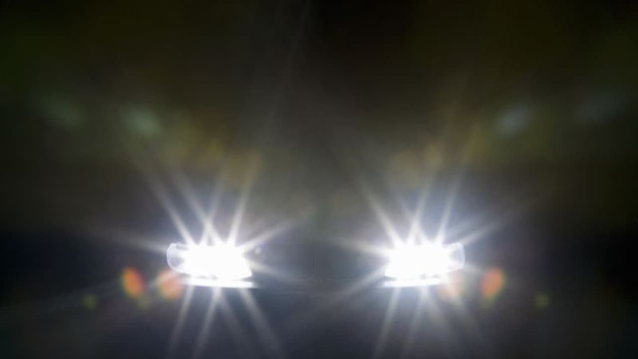 നിങ്ങളുടെ വണ്ടിയില് ഈ ലൈറ്റുകളാണോ? മുട്ടന്പണി വരുന്നു! നിങ്ങളുടെ വണ്ടിയില് ഈ ലൈറ്റുകളാണോ? മുട്ടന്പണി വരുന്നു!