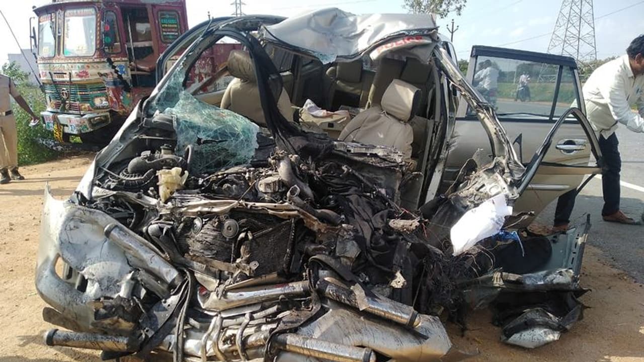 ఆమనగల్ సమీపంలో రోడ్డు ప్రమాదం: ఐదుగురి మృతి ఆమనగల్ సమీపంలో రోడ్డు ప్రమాదం: ఐదుగురి మృతి