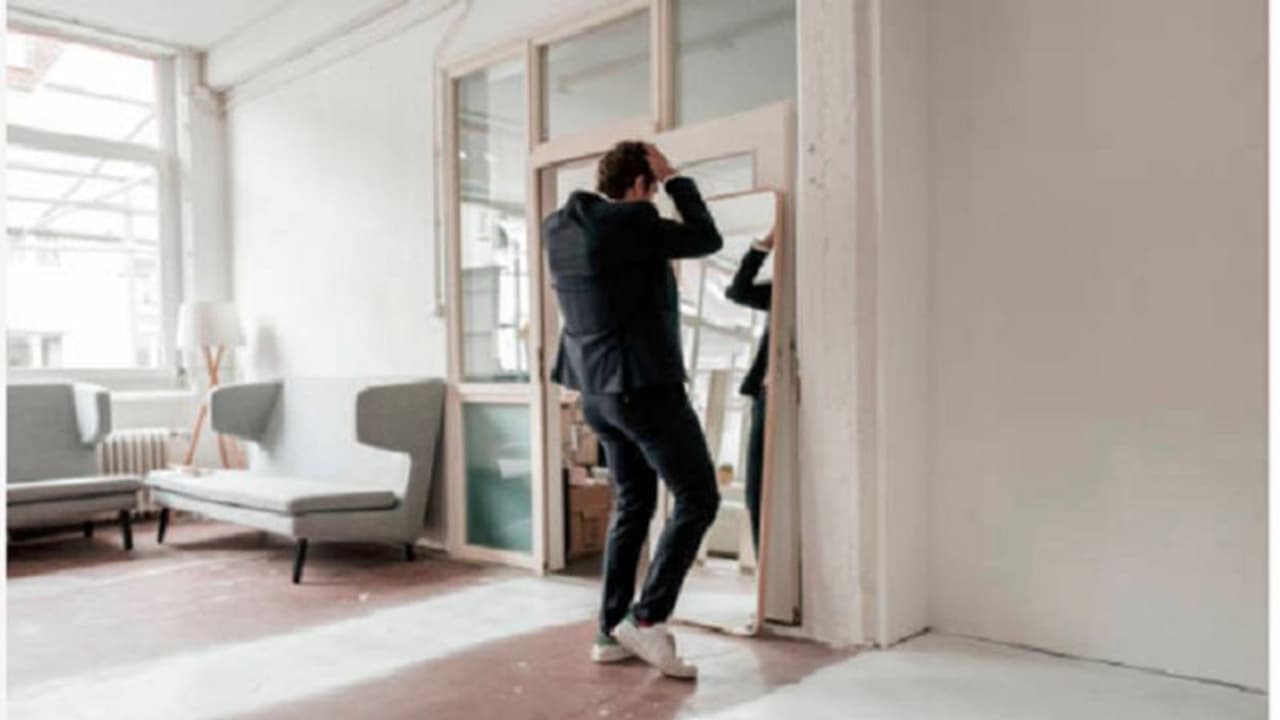 বাড়ি সাজাতে দেওয়াল জুড়ে আয়না! জেনে নিন কোথায় আয়না রাখবেন না, কী বলছে বাস্তুশাস্ত্র