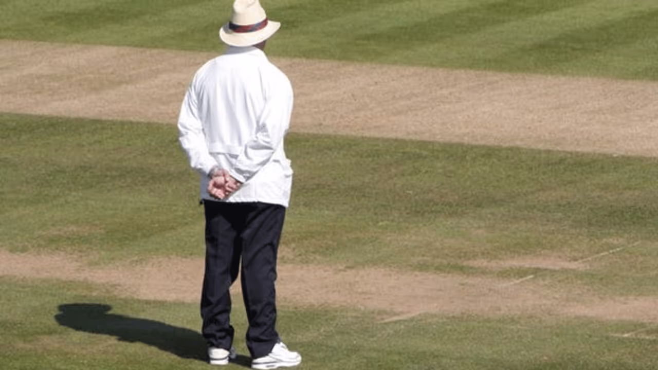 మైదానంలో మరో విషాదం: మ్యాచ్లో మధ్యలో అంపైర్కు గుండెపోటు, మృతి మైదానంలో మరో విషాదం: మ్యాచ్లో మధ్యలో అంపైర్కు గుండెపోటు, మృతి