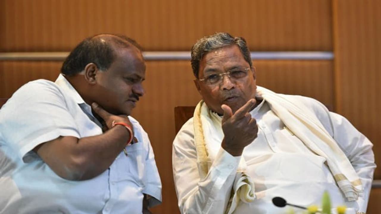 বিদ্রোহী বিধায়কদের নিয়ে গোয়ায় বিজেপি, কর্নাটকে কংগ্রেসের জোট সরকার আরও সংকটে বিদ্রোহী বিধায়কদের নিয়ে গোয়ায় বিজেপি, কর্নাটকে কংগ্রেসের জোট সরকার আরও সংকটে