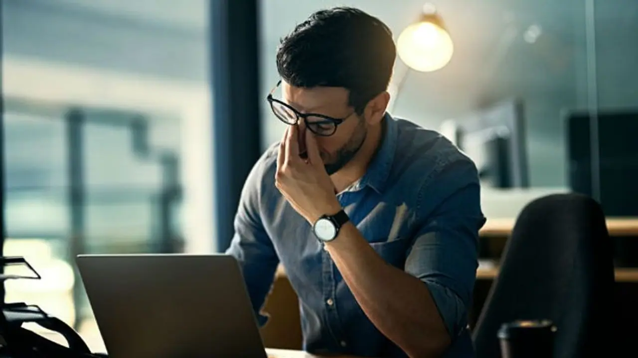 অফিসের চেয়ারে টানা বসে কাজ! সুস্থ থাকতে মাথায় রাখুন কয়েকটি টিপস অফিসের চেয়ারে টানা বসে কাজ! সুস্থ থাকতে মাথায় রাখুন কয়েকটি টিপস