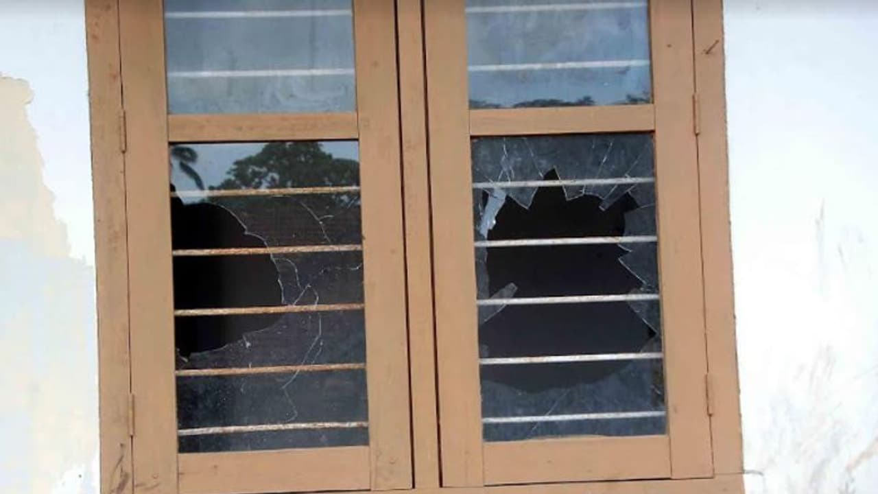 സ്‌കൂള്‍ കെട്ടിടത്തിന്‍റെ ജനല്‍ചില്ലുകളും വെറുതെ വിടില്ല; സാമൂഹിക വിരുദ്ധരുടെ വിളയാട്ടം