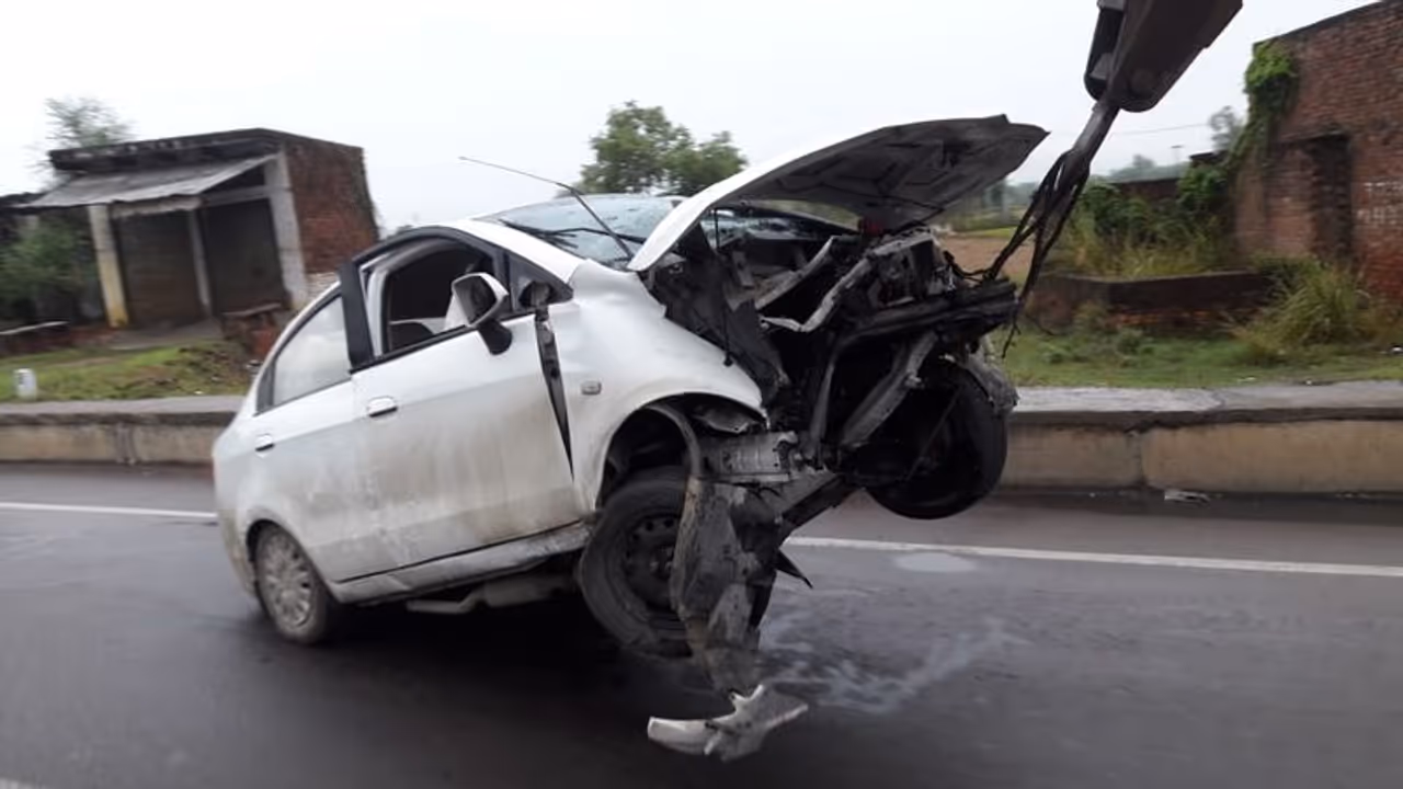 भतीजी की शादी से वापस लौट रहे एक परिवार की चार लोगों की हादसे में मौत