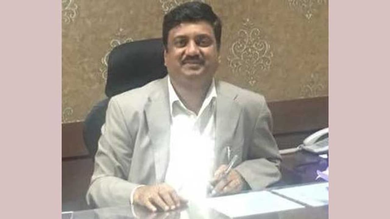 চিট ফান্ড থেকে দেড় কোটি টাকা ঘুষ নিয়ে ভুয়ো তথ্য প্রদানের অভিযোগে গ্রেফতার পুলিশকর্তা চিট ফান্ড থেকে দেড় কোটি টাকা ঘুষ নিয়ে ভুয়ো তথ্য প্রদানের অভিযোগে গ্রেফতার পুলিশকর্তা