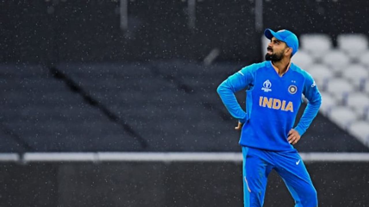 ম্যাঞ্চেস্টারের আকাশে প্লেন ওড়া বন্ধ, মেঘ জমা নয়! ম্য়াচ ভেস্তে গেলে কি হবে ম্যাঞ্চেস্টারের আকাশে প্লেন ওড়া বন্ধ, মেঘ জমা নয়! ম্য়াচ ভেস্তে গেলে কি হবে