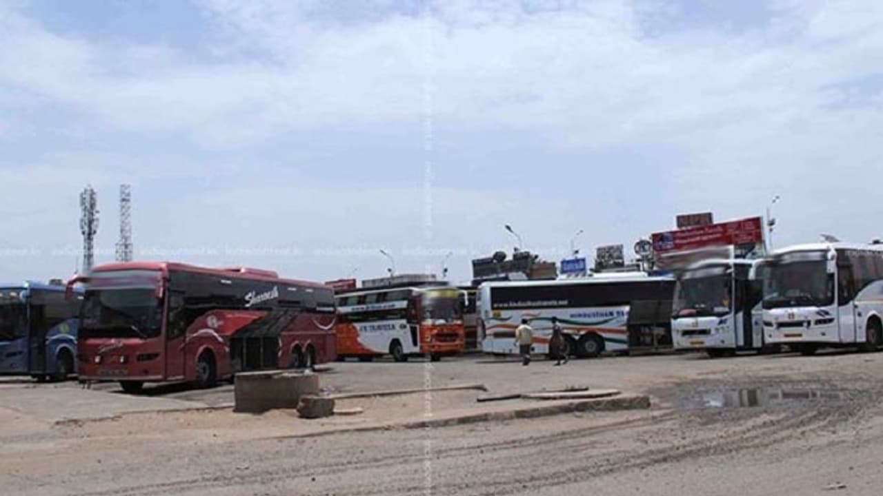 ಖಾಸಗಿ ಬಸ್ 6000 ಸುಲಿಗೆಗೆ, 2000 ದಂಡ! ಕಾಟಾಚಾರಕ್ಕೆ ದಂಡ ವಿಧಿಸುತ್ತಿರುವ ಸಾರಿಗೆ ಇಲಾಖೆ ಖಾಸಗಿ ಬಸ್ 6000 ಸುಲಿಗೆಗೆ, 2000 ದಂಡ! ಕಾಟಾಚಾರಕ್ಕೆ ದಂಡ ವಿಧಿಸುತ್ತಿರುವ ಸಾರಿಗೆ ಇಲಾಖೆ