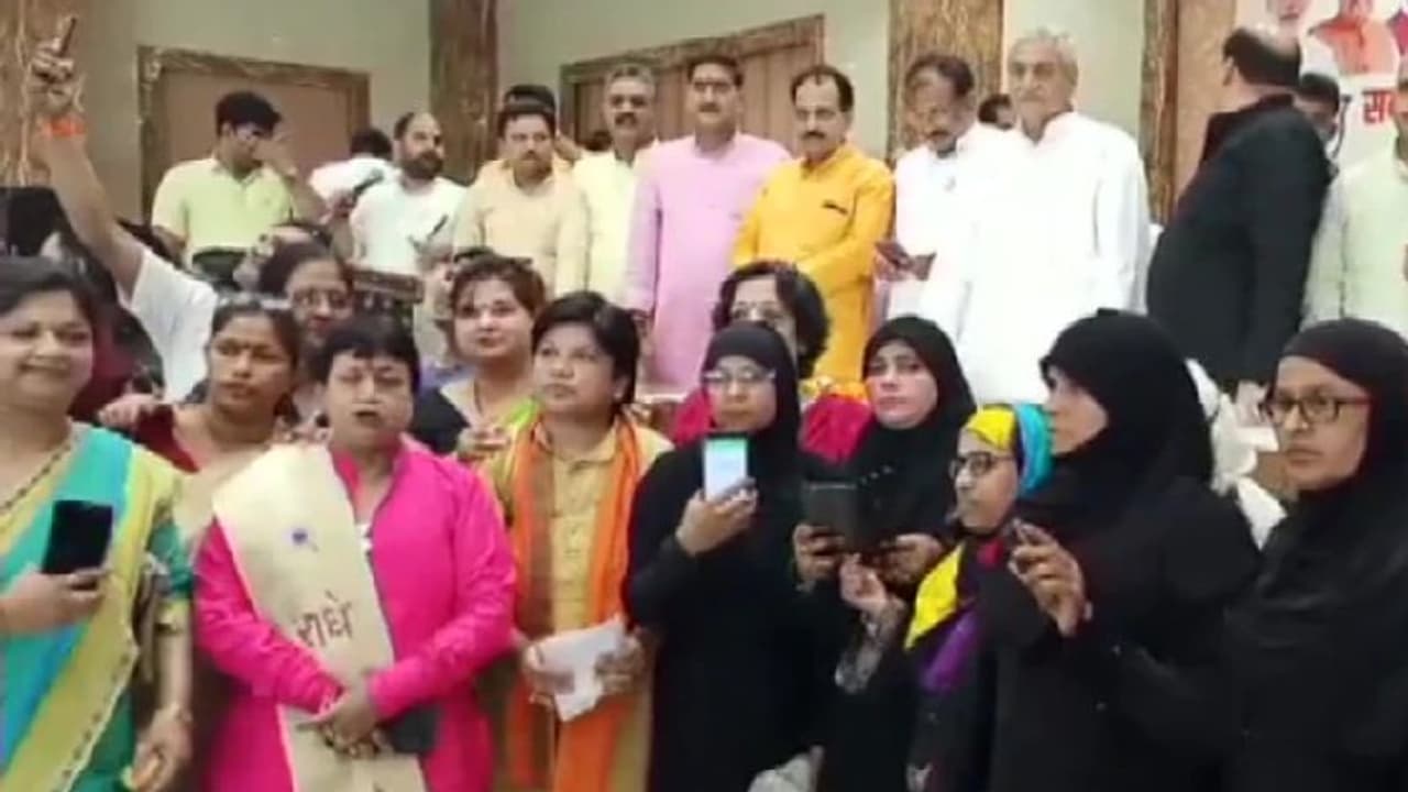 ಮುಸ್ಲಿಂ ಮಹಿಳೆ ಬಿಜೆಪಿ ಸೇರಿದ್ದಕ್ಕೆ ಮನೆಯಿಂದ ಹೊರದಬ್ಬಿದ ಮಾಲೀಕ! ಮುಸ್ಲಿಂ ಮಹಿಳೆ ಬಿಜೆಪಿ ಸೇರಿದ್ದಕ್ಕೆ ಮನೆಯಿಂದ ಹೊರದಬ್ಬಿದ ಮಾಲೀಕ!