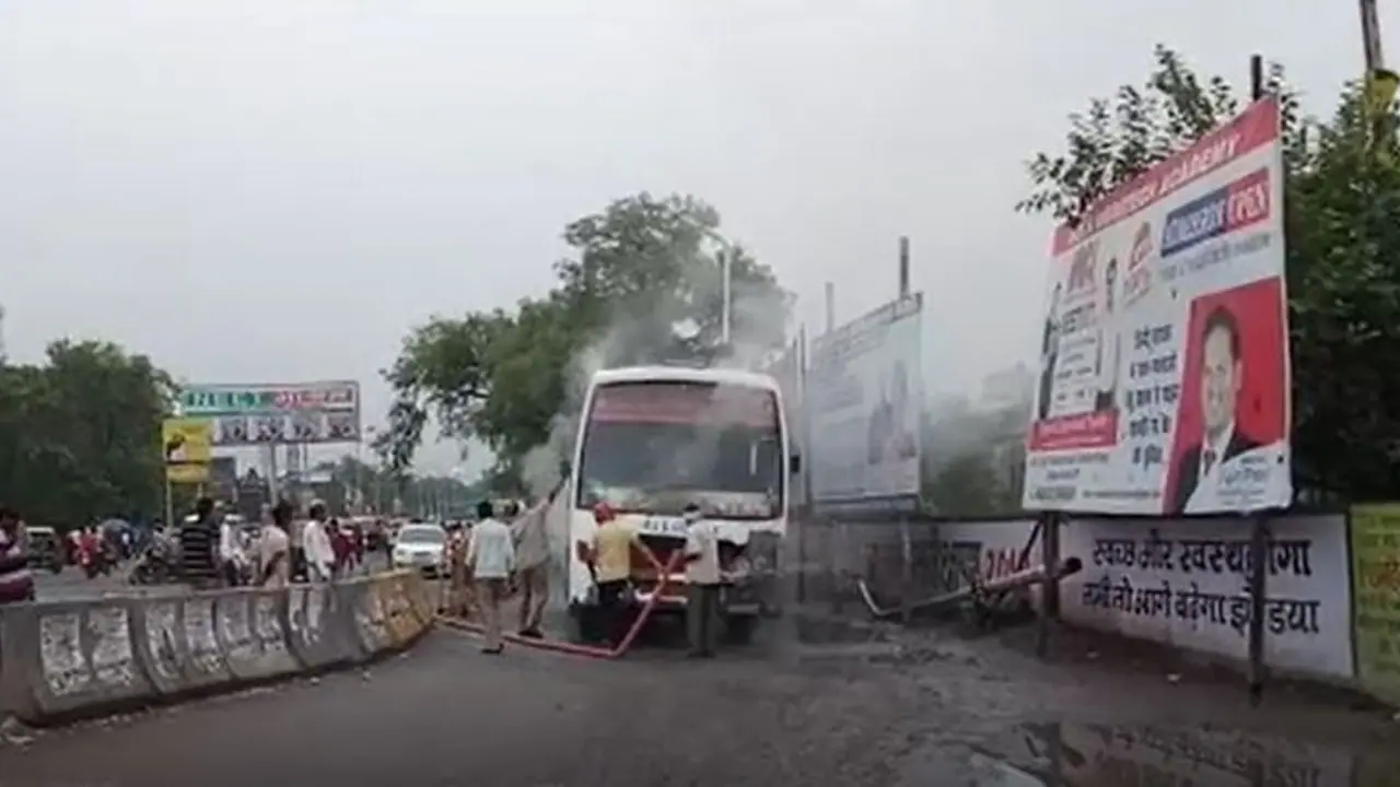 चलती बस में अचानक लगी आग, ड्राइवर की समझदारी से टला बड़ा हादसा