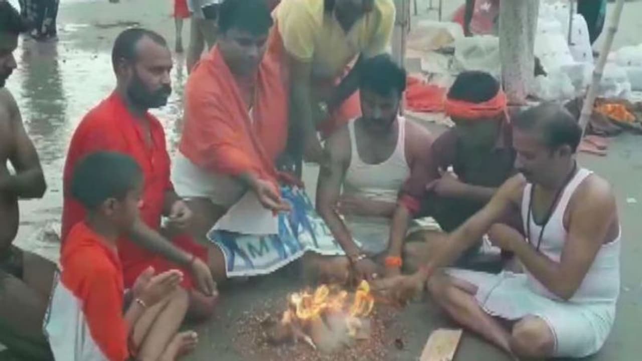 প্রয়াগে যজ্ঞ, দরগায় চাদর, সেমিফাইনালের আগে ফুটছে গোটা দেশ প্রয়াগে যজ্ঞ, দরগায় চাদর, সেমিফাইনালের আগে ফুটছে গোটা দেশ