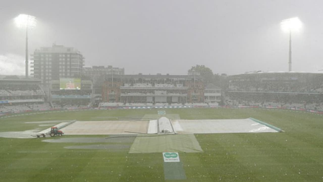 ಆ್ಯಷಸ್ 2ನೇ ಟೆಸ್ಟ್: ಮಳೆಗೆ ಆಹುತಿಯಾದ 3ನೇ ದಿನದಾಟ ಆ್ಯಷಸ್ 2ನೇ ಟೆಸ್ಟ್: ಮಳೆಗೆ ಆಹುತಿಯಾದ 3ನೇ ದಿನದಾಟ