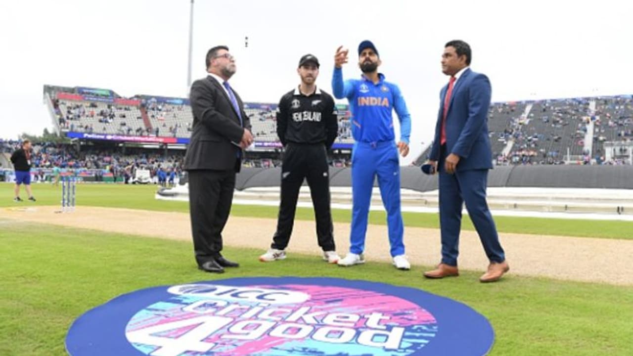 உலக கோப்பை அரையிறுதி: இந்திய அணியில் ஒரேயொரு அதிரடி மாற்றம்.. நியூசிலாந்து அணி முதலில் பேட்டிங் உலக கோப்பை அரையிறுதி: இந்திய அணியில் ஒரேயொரு அதிரடி மாற்றம்.. நியூசிலாந்து அணி முதலில் பேட்டிங்