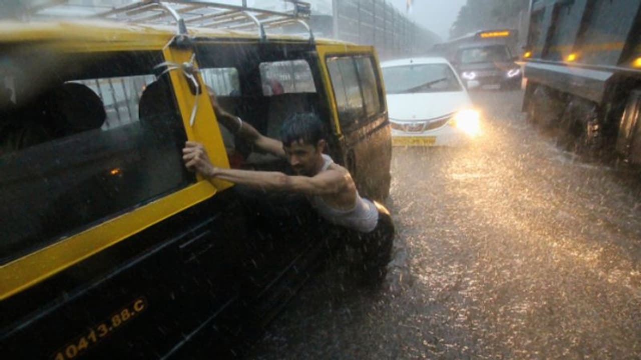 আবারও মুম্বই জুড়ে ভারী বৃষ্টির পূর্বাভাস, জারি হল লাল সতর্কতা আবারও মুম্বই জুড়ে ভারী বৃষ্টির পূর্বাভাস, জারি হল লাল সতর্কতা