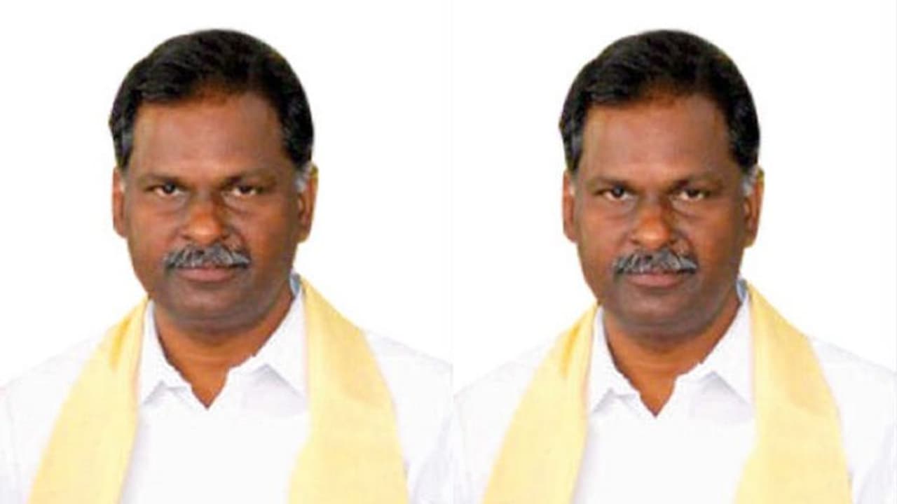 చంద్రబాబుకు షాక్: పార్టీకి, పదవికి కీలక నేత రాజీనామా చంద్రబాబుకు షాక్: పార్టీకి, పదవికి కీలక నేత రాజీనామా