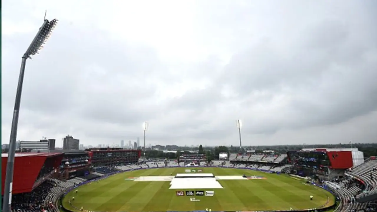 খেলা বন্ধ বৃষ্টিতে, চলছে ডার্কওয়ার্থ লুইস অঙ্ক! ভারতের সামনে লক্ষ্য কত হবে খেলা বন্ধ বৃষ্টিতে, চলছে ডার্কওয়ার্থ লুইস অঙ্ক! ভারতের সামনে লক্ষ্য কত হবে