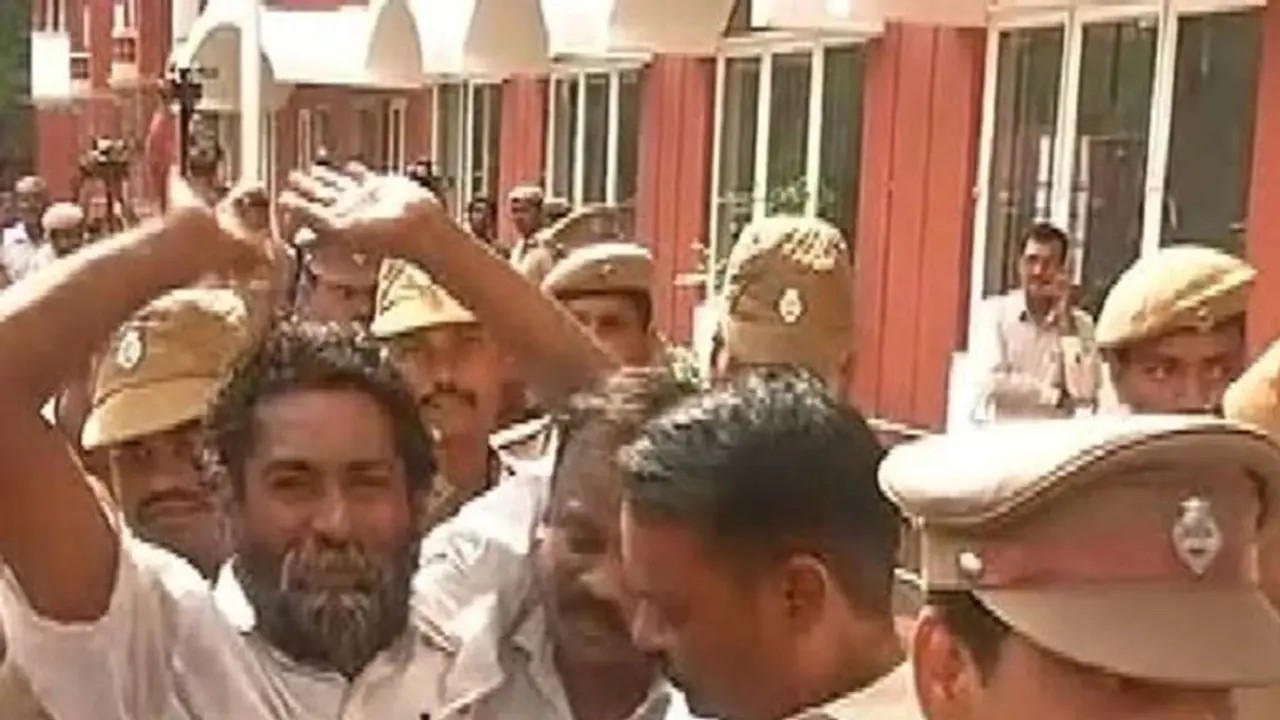 சுற்றுச் சூழல் ஆர்வலர் முகிலன் குண்டுகட்டாக கைது..! போலீசார் தூக்கி சென்றதால் பரபரப்பு சுற்றுச் சூழல் ஆர்வலர் முகிலன் குண்டுகட்டாக கைது..! போலீசார் தூக்கி சென்றதால் பரபரப்பு