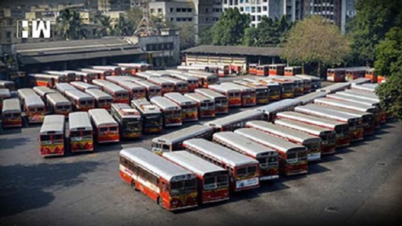 బస్టాండ్లోనే ప్రయాణీకుడిపై దూసుకెళ్లిన బస్సు, ఒకరి మృతి బస్టాండ్లోనే ప్రయాణీకుడిపై దూసుకెళ్లిన బస్సు, ఒకరి మృతి