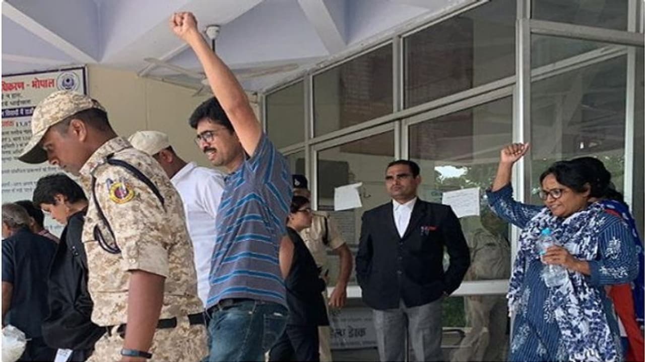 नाम बदलकर भोपाल से नक्सली मूवमेंट चला रहा था यह कपल, पकड़े जाने पर कोर्ट में लगाए इंकलाब के नारे नाम बदलकर भोपाल से नक्सली मूवमेंट चला रहा था यह कपल, पकड़े जाने पर कोर्ट में लगाए इंकलाब के नारे