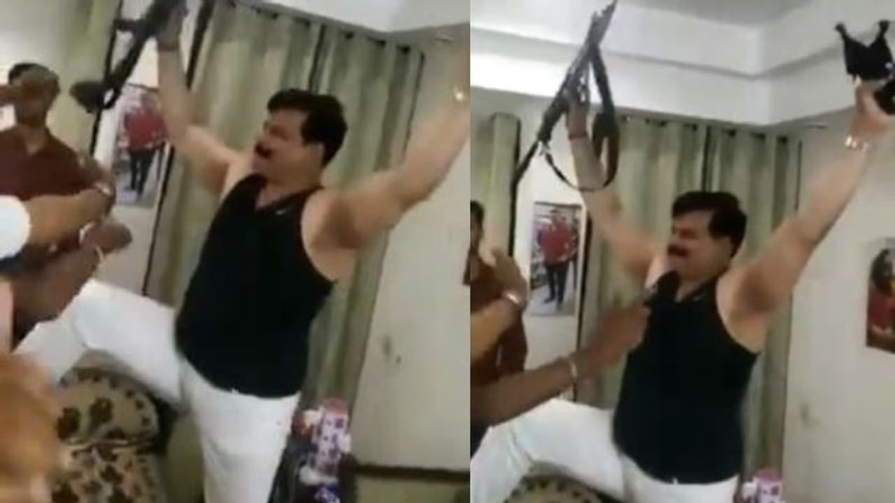 হাতে আগ্নেয়াস্ত্র নিয়ে অশ্লীল নাচ বিজেপি বিধায়কের! মুহূর্তে ভাইরাল ভিডিও হাতে আগ্নেয়াস্ত্র নিয়ে অশ্লীল নাচ বিজেপি বিধায়কের! মুহূর্তে ভাইরাল ভিডিও