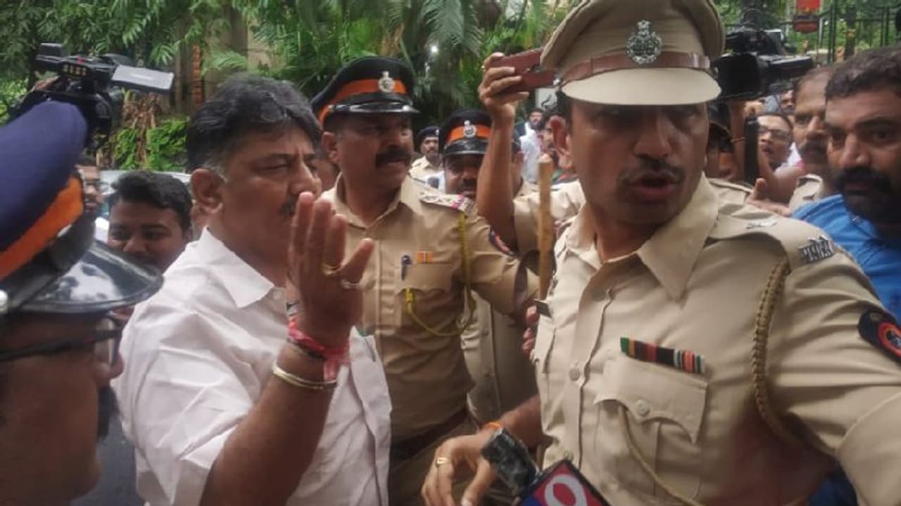 ಮುಜುಗರ ತಪ್ಪಿಸಲು ಡಿಕೆಶಿ ಹೋಟೆಲ್ ಬುಕ್ಕಿಂಗ್ ಕ್ಯಾನ್ಸಲ್! ಟ್ರಬಲ್ ಶೂಟರ್ ಗರಂ!