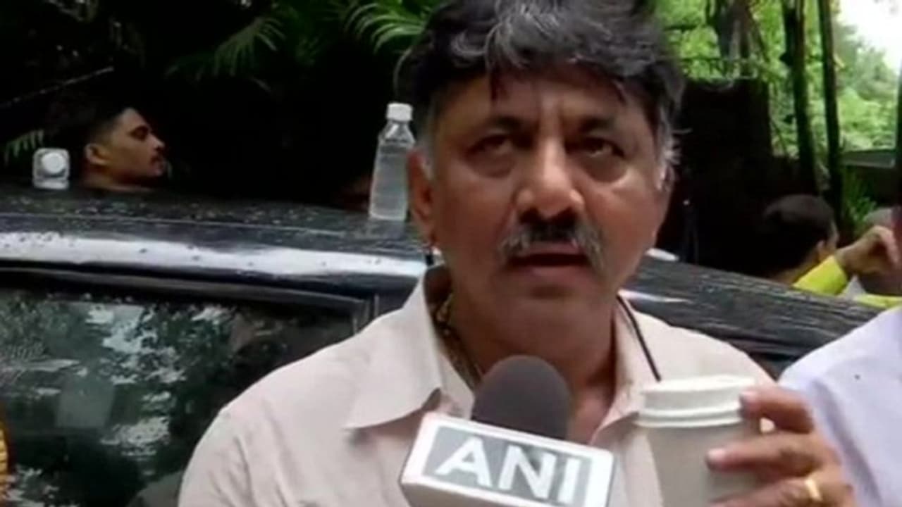 'ಹಸಿವಾಗ್ತಿದೆ ತಿಂಡಿ ಕೊಡ್ರಪ್ರಾ..!': ರಸ್ತೆಯಲ್ಲೇ ಇಡ್ಲಿ ವಡೆ ಸೇವಿಸಿದ ಡಿಕೆಶಿ! 'ಹಸಿವಾಗ್ತಿದೆ ತಿಂಡಿ ಕೊಡ್ರಪ್ರಾ..!': ರಸ್ತೆಯಲ್ಲೇ ಇಡ್ಲಿ ವಡೆ ಸೇವಿಸಿದ ಡಿಕೆಶಿ!