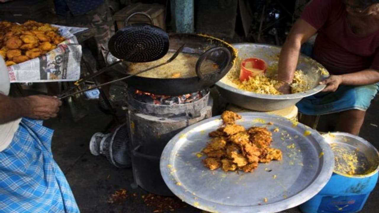 জলের দরে খাবার আজও শুধু এই শহরেই, রইল কলকাতার স্ট্রিট ফুড কর্নারের ঠিকানা জলের দরে খাবার আজও শুধু এই শহরেই, রইল কলকাতার স্ট্রিট ফুড কর্নারের ঠিকানা
