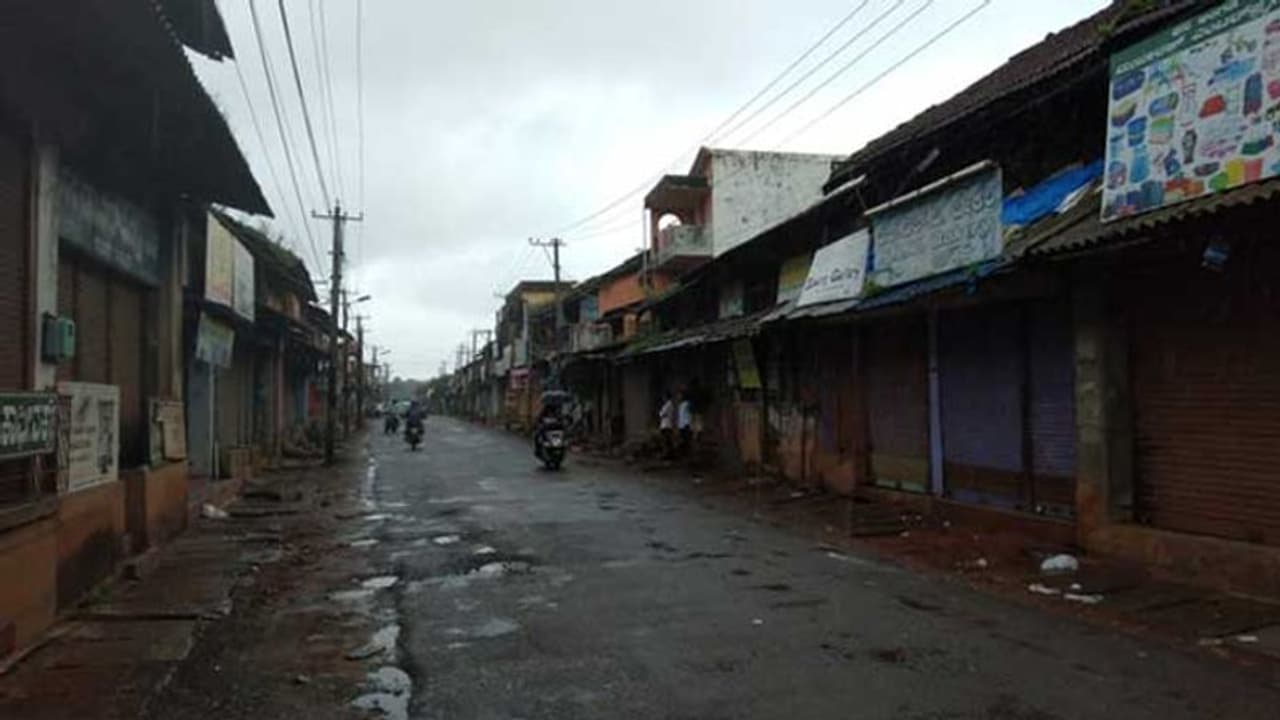 ತುಂಗಭದ್ರಾ ಎಡ ನಾಲೆಗೆ ನೀರು ಹರಿಸುವಂತೆ ಆಗ್ರಹಿಸಿ ಸಿಂಧನೂರು ಬಂದ್ ತುಂಗಭದ್ರಾ ಎಡ ನಾಲೆಗೆ ನೀರು ಹರಿಸುವಂತೆ ಆಗ್ರಹಿಸಿ ಸಿಂಧನೂರು ಬಂದ್