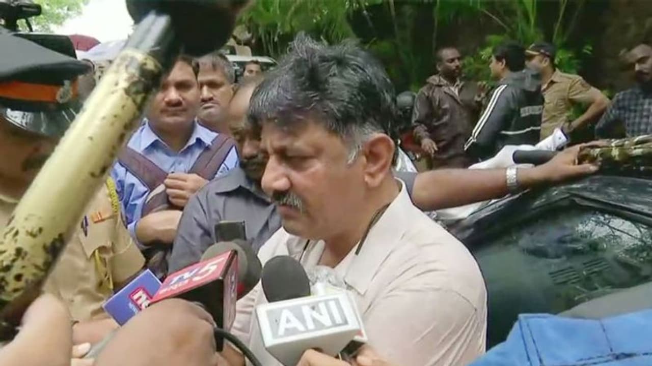 सुप्रीम कोर्ट पहुंचे कर्नाटक के बागी विधायक, स्पीकर पर लगाए आरोप सुप्रीम कोर्ट पहुंचे कर्नाटक के बागी विधायक, स्पीकर पर लगाए आरोप