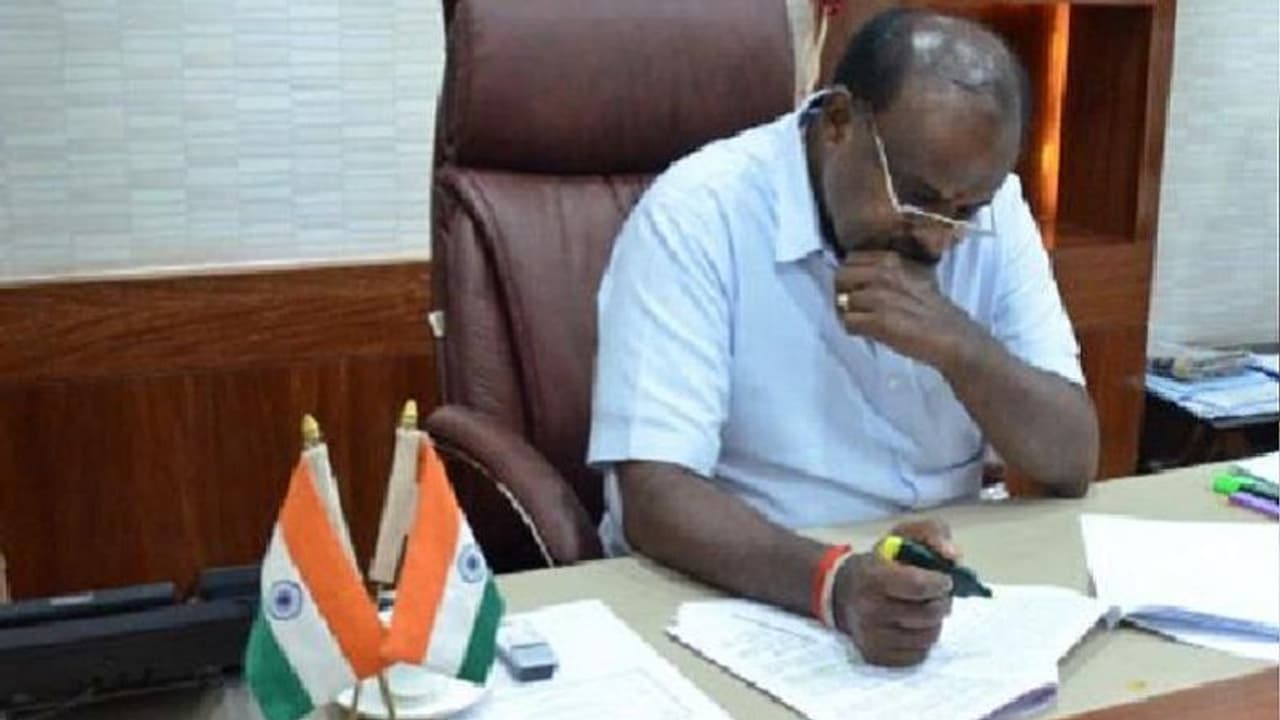 ವಿಶ್ವಾಸಮತ ಮುನ್ನಾ ದಿನ ಭರ್ಜರಿ ಪೊಲೀಸ್ ವರ್ಗ ವಿಶ್ವಾಸಮತ ಮುನ್ನಾ ದಿನ ಭರ್ಜರಿ ಪೊಲೀಸ್ ವರ್ಗ