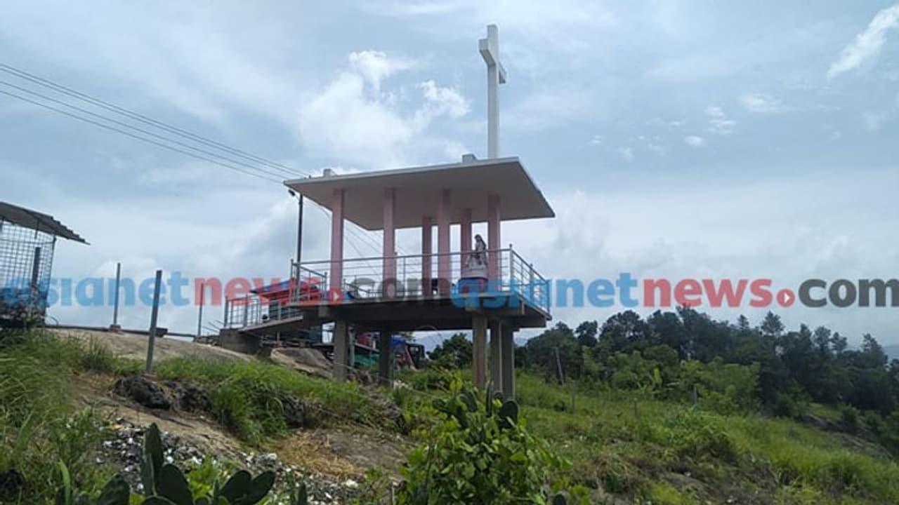 റവന്യൂ വകുപ്പിന്‍റെ സ്റ്റോപ് മെമ്മോ നിലനില്‍ക്കെ കപ്പേള നിര്‍മ്മിച്ച് അനധികൃത കയ്യേറ്റം; പ്രതിഷേധവുമായി വിഎച്ച്പി