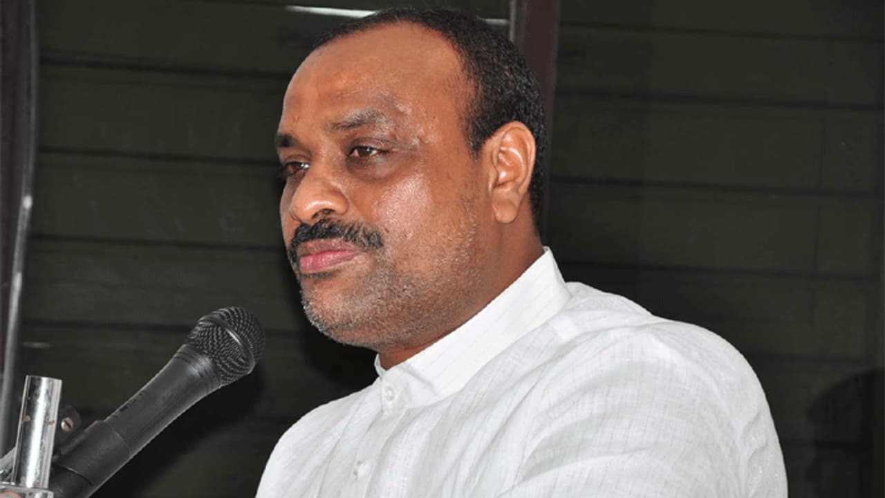 చిక్కుల్లో అచ్చెన్నాయుడు...ఎన్నికపై హైకోర్టు నోటీసులు చిక్కుల్లో అచ్చెన్నాయుడు...ఎన్నికపై హైకోర్టు నోటీసులు