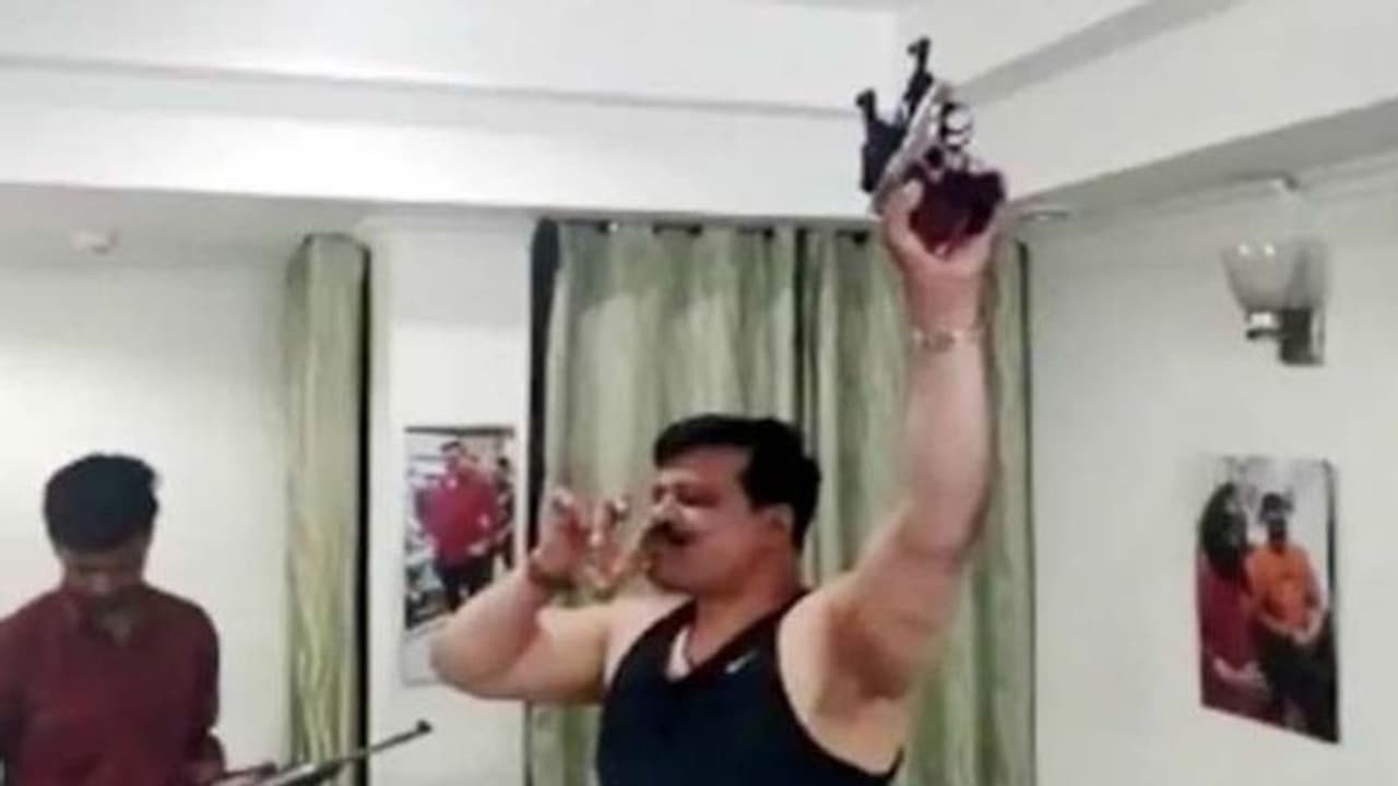 ఒక చేతిలో గన్.. మరో చేతిలో మందు: బీజేపీ ఎమ్మెల్యే చిందులు ఒక చేతిలో గన్.. మరో చేతిలో మందు: బీజేపీ ఎమ్మెల్యే చిందులు